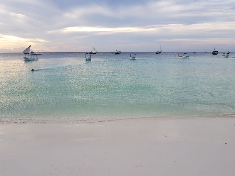 The beautiful and calm sea of Nungwi Beach on Zanzibar island 桑給巴尔岛北的南威滩