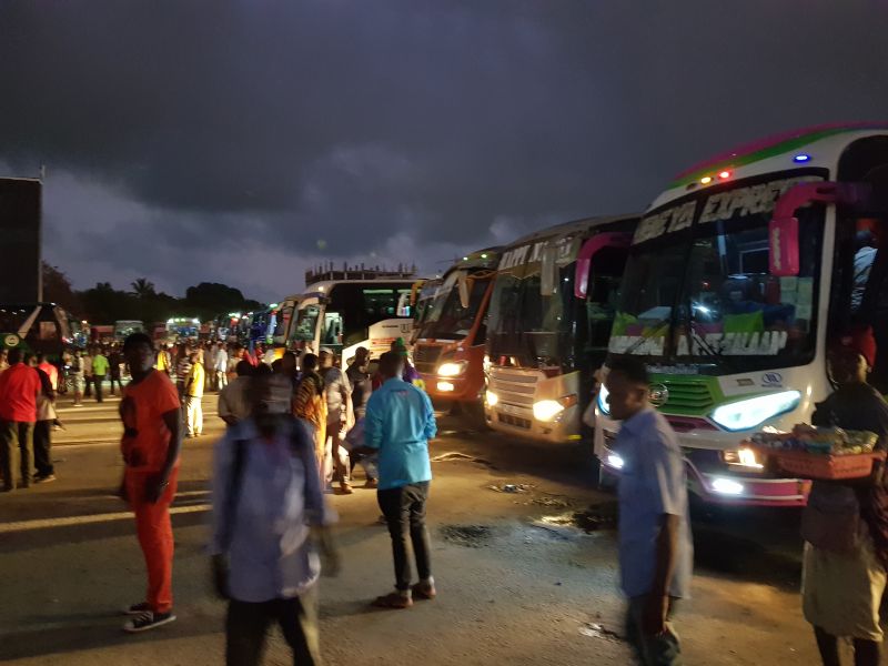 At the bus station before day break to head to Malawi 日出前在车站出发到马拉维