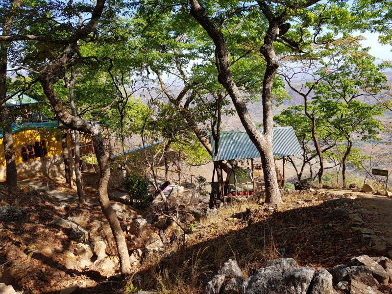 Campsite high up among the mountains 高在群山的营地