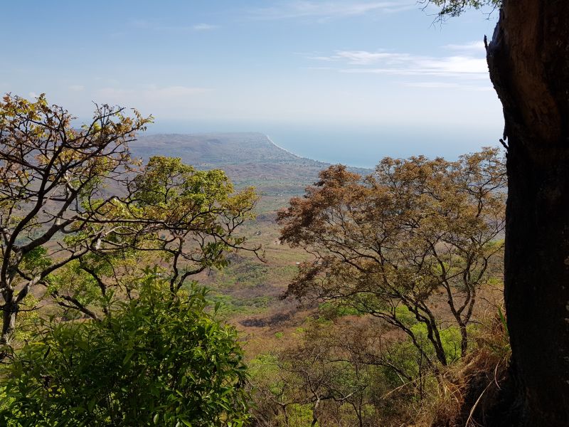 View of the Lake of Malawi from the mountains on the way to Livingstonia 往利文斯敦尼亚高山上马拉维湖景