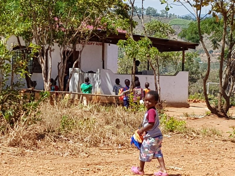 Kindergarten children near Livingstonia came out to greet me but called back by the teachers 近利文斯敦尼亚高山上欢迎我的儿童被老师喊回