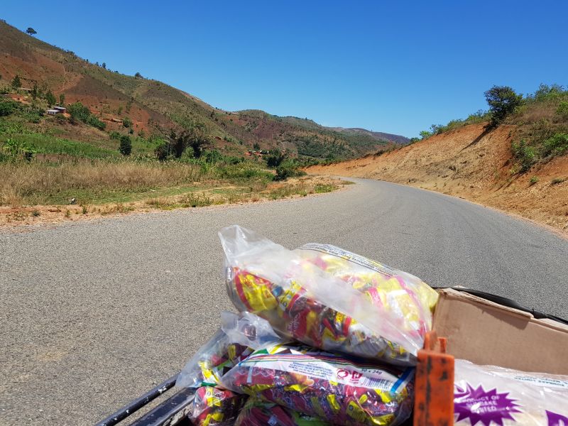 Rode on back of a pick up in the mountain near Livingstonia 在利文斯敦尼亚山上搭上皮卡车