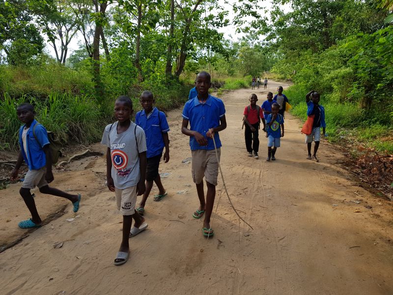 Village children going to school in the morning 村里去上学孩子