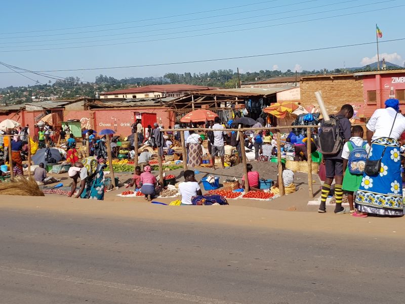 Mzuzu, market opposite the bus stop 姆祖诅车站对面的市场