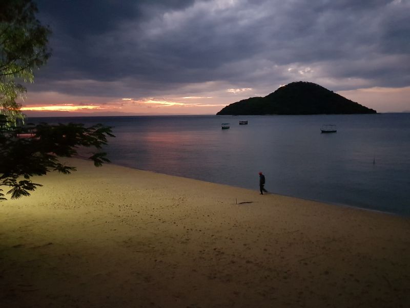 Sunset view of the lake日落湖景