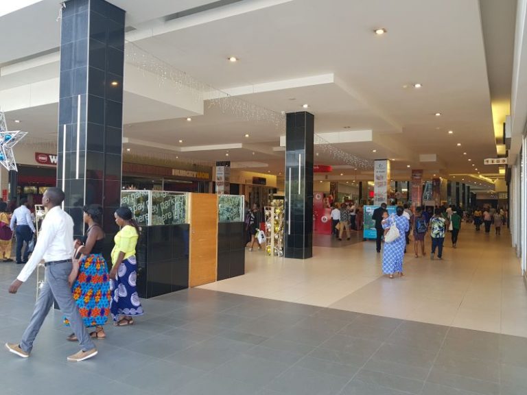 Lusaka shopping mall, locals dress very presentably 卢萨卡商场和衣着体面的人群