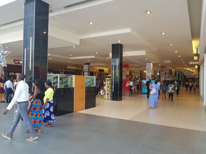 Lusaka shopping mall, locals dress very presentably 卢萨卡商场和衣着体面的人群