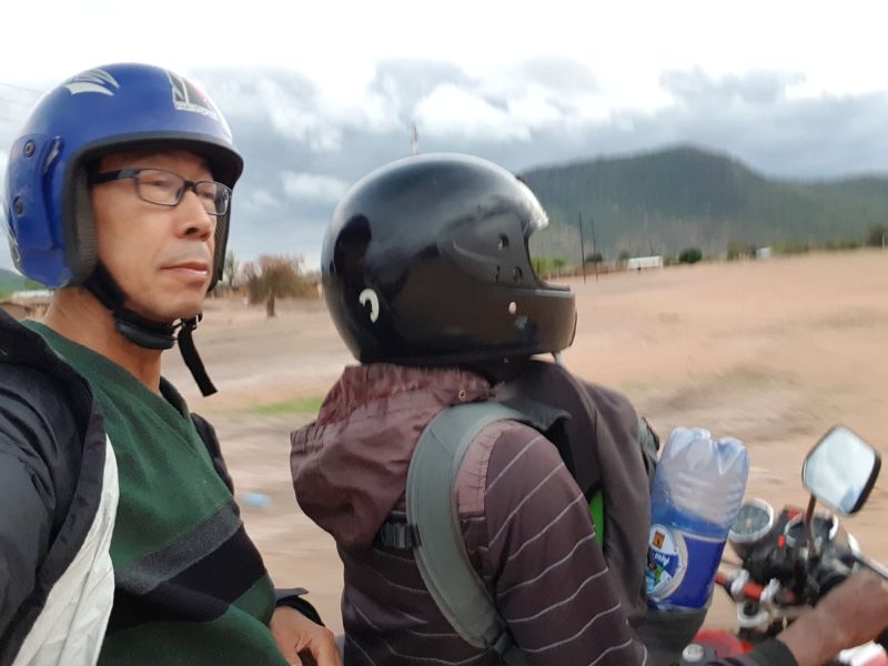 Motor bike ride out of Maclear to the bus station at day break 清晨骑摩多单车离开麦克莱尔角到车站