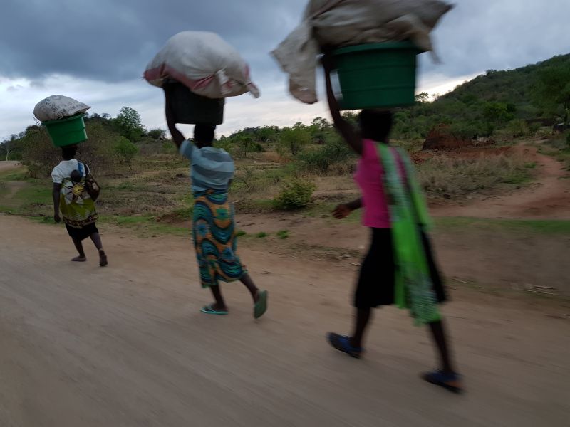 On the way out of Maclear, villagers seen “heading” to the market with their produce 离开村庄时村民也在赶集