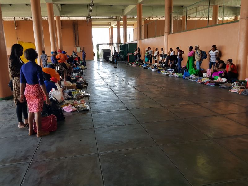 Passengers lay baggage on the floor for custom inspection 乘客把行李都摆在地上让边境安检人员检查