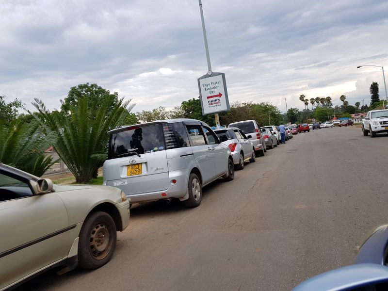 Long queue at the petrol kiosk在加油站的长龙