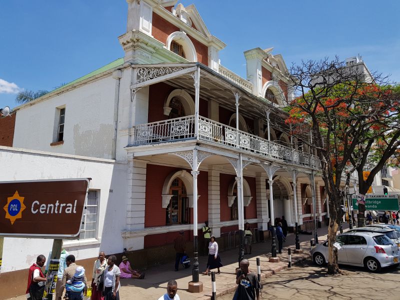 Colonial style building in Bulawayo, on the way to Victoria Falls 到维多利亚瀑布路经的布拉瓦约殖民风格建筑