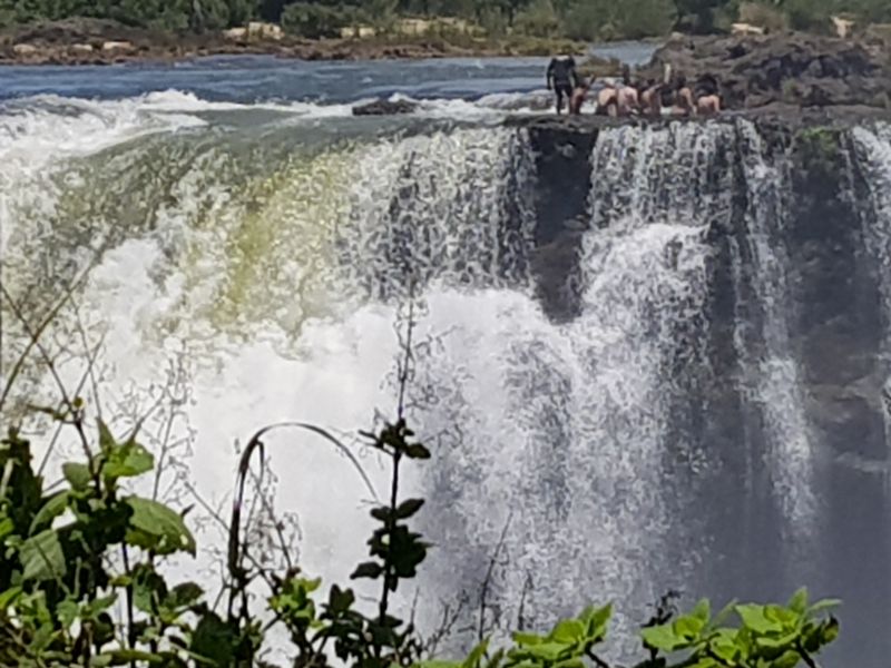 A bunch of monkeys at the cliff edge of the Falls 一班青年在瀑布上寻刺激