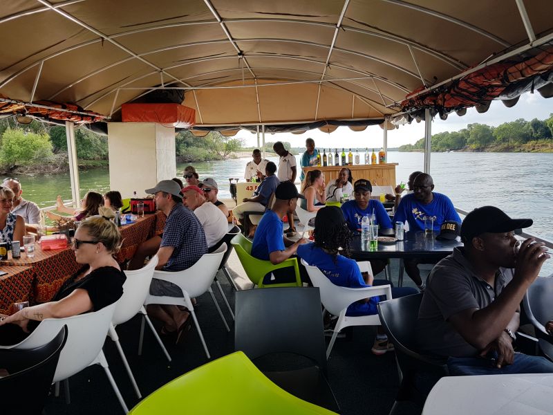 Tourists enjoying the Zambezi sunset cruise with alcohol 游客借酒在赞比西陶醉