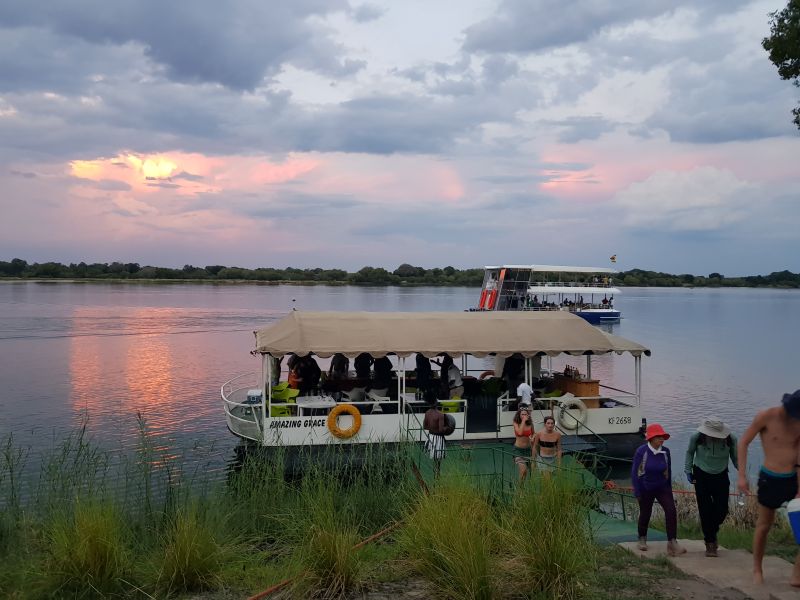 End of the Zambezi sunset cruise 赞比西日落游结束