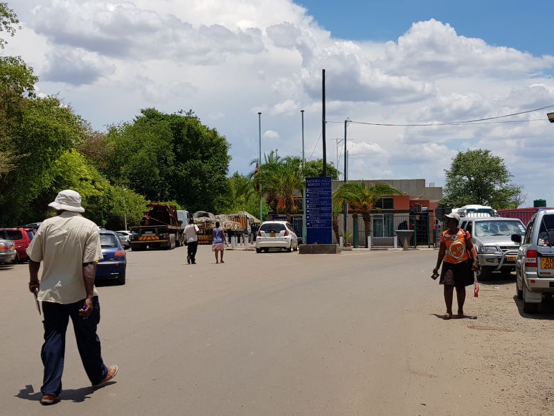 Walking to the custom clearance to depart Zimbabwe 步行到边境安检离开津巴布韦