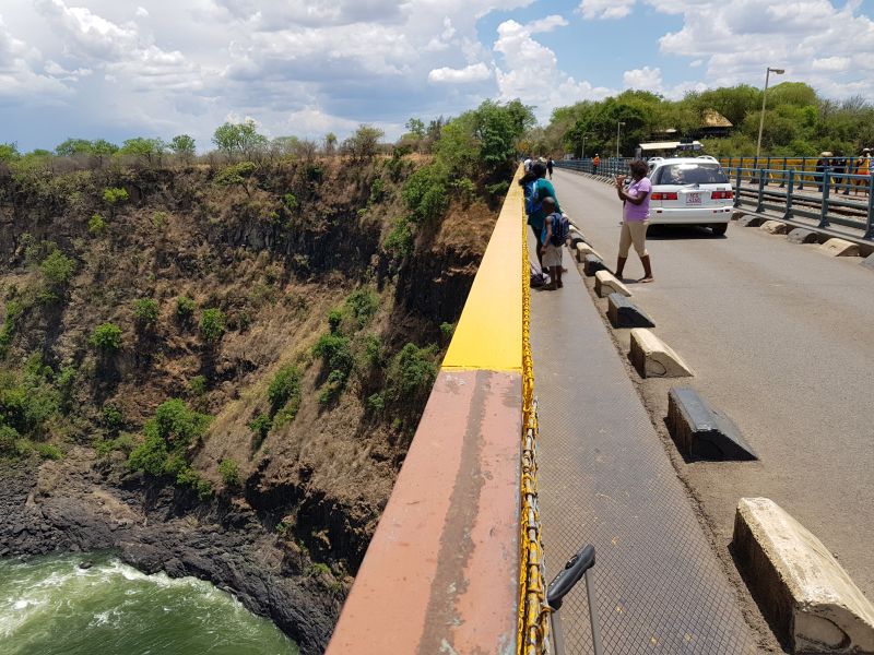 The Falls that separate the two countries and the bridge that connects them 两国分界线的维多利亚瀑布，链接两国的桥梁