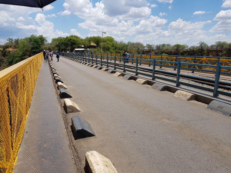 The Falls that separate the two countries and the bridge that connects them 两国分界线的维多利亚瀑布，链接两国的桥梁