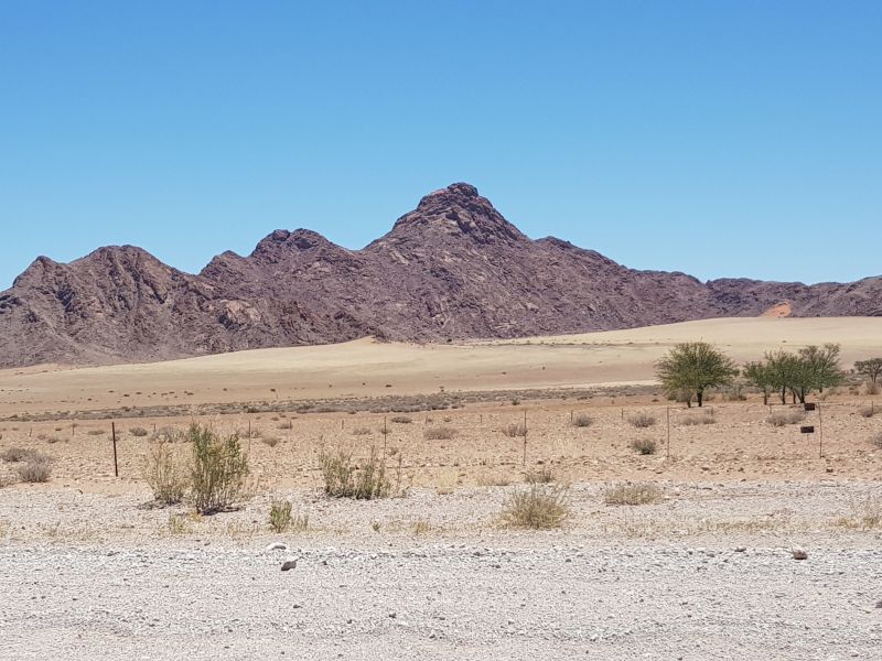 On the way to Sossusvlei, even the rock is colorful 到索苏维来风景，连岩石都充满颜色