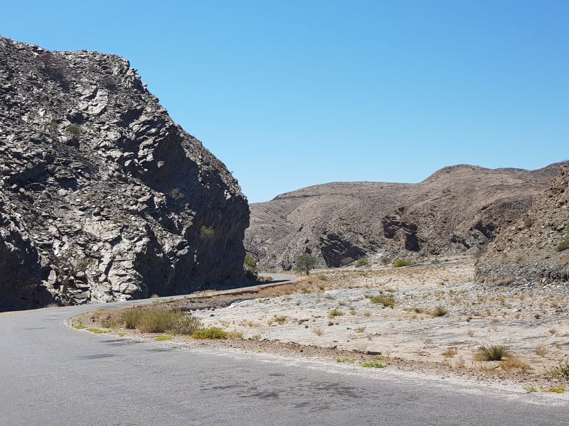 Driving toward Sossusvlei, desert landscape does not have to be boring 往索苏维来行驶，沙漠地貌不一定无聊