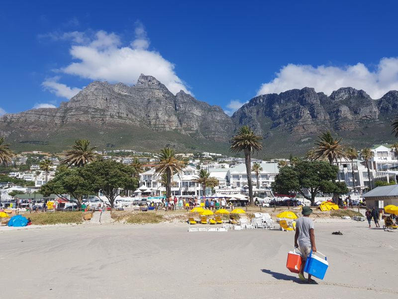 Twelve Apostles mountain overlooking Camps Bay Beach 开普敦十二门徒山傲视名胜海滩