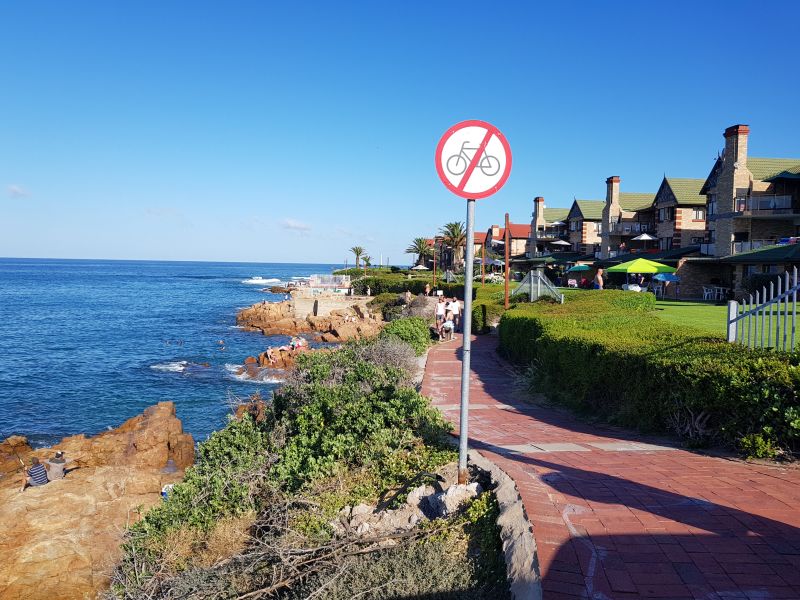 Million-dollar sea view from the front yard and living room, Mossel Bay 主卧大厅前无价海景羡煞人, 摩梭湾