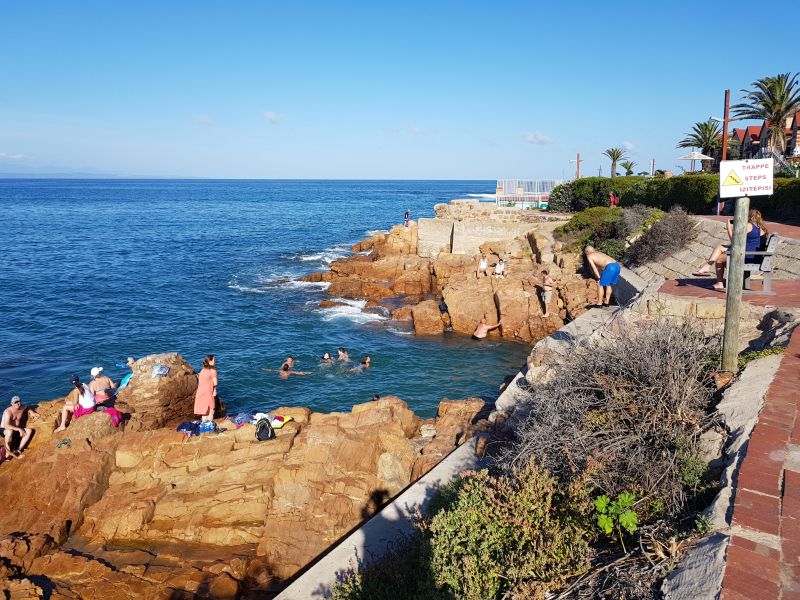 The rock formation becomes natural outdoor swimming pool, Mossel Bay 摩梭湾自然岩石形成室外泳池