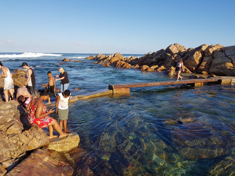 Narrow plank bridge over water hidden with big rocks at The Poort 过深水和多大岩石独木桥