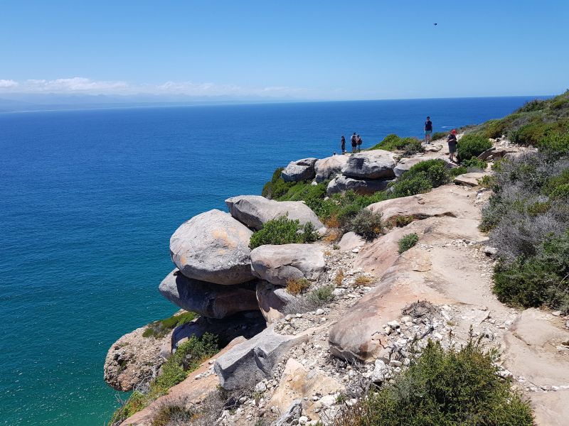 Exciting hiking along the edge of the cliff 悬崖边缘刺激爬山