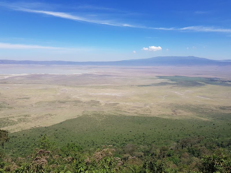 A peek of Ngorongoro from the viewpoint on the way to Serengeti 到塞伦盖地路经恩戈罗恩戈罗瞭望台 