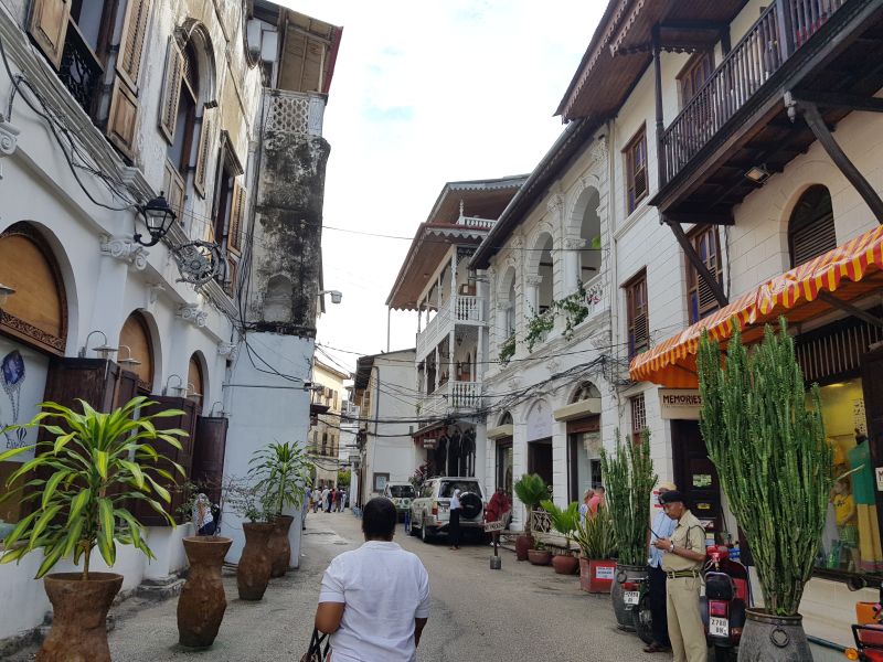 Signature buildings along the narrow streets near the waterfront 在狭巷标致性的古风建筑