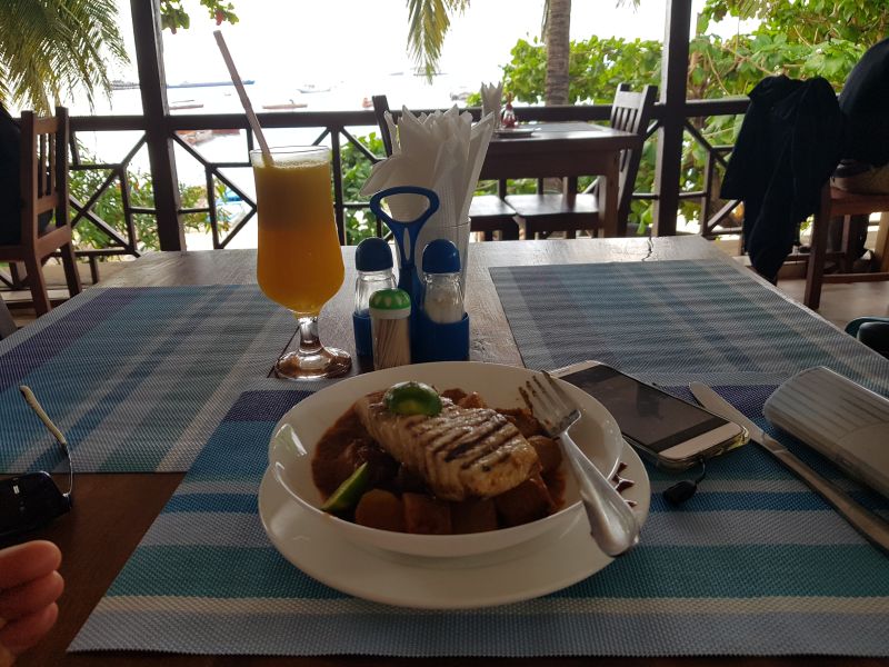 Lunch in Stone Town – baked fish on a bed of banana 石城午餐 – 烤鱼和香蕉主食