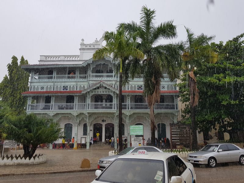 A majestic looking building near the harbor 近码头雄伟老建筑