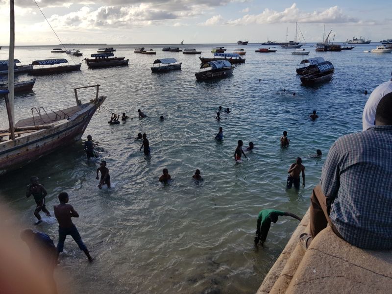 Stone Town – children playing in the sea 石城, 孩子们傍晚在海滩玩水