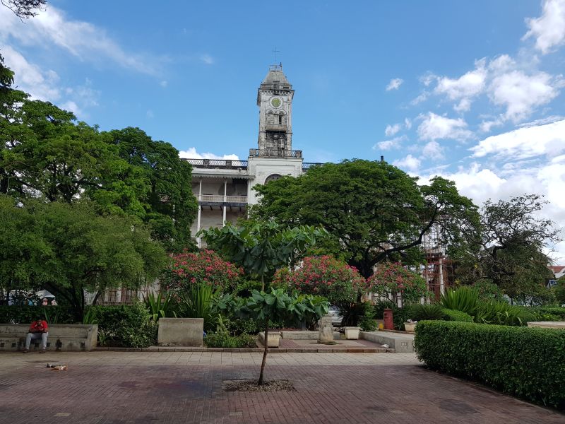 Aged but proud building near waterfront 岸边傲立雄伟古建