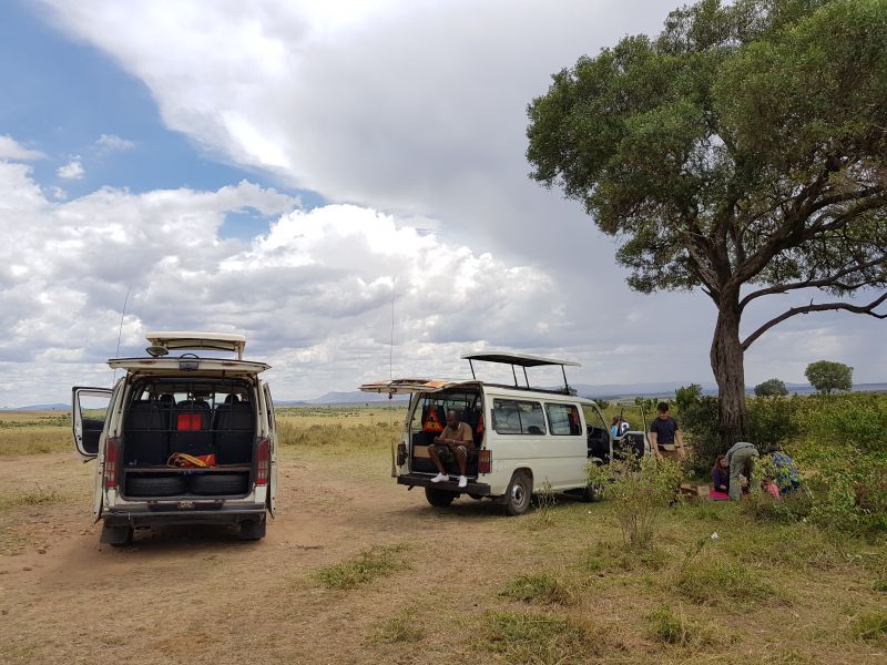 Lunch in the open field in the Masai Mara National Park 马赛马拉国家公园内午餐 