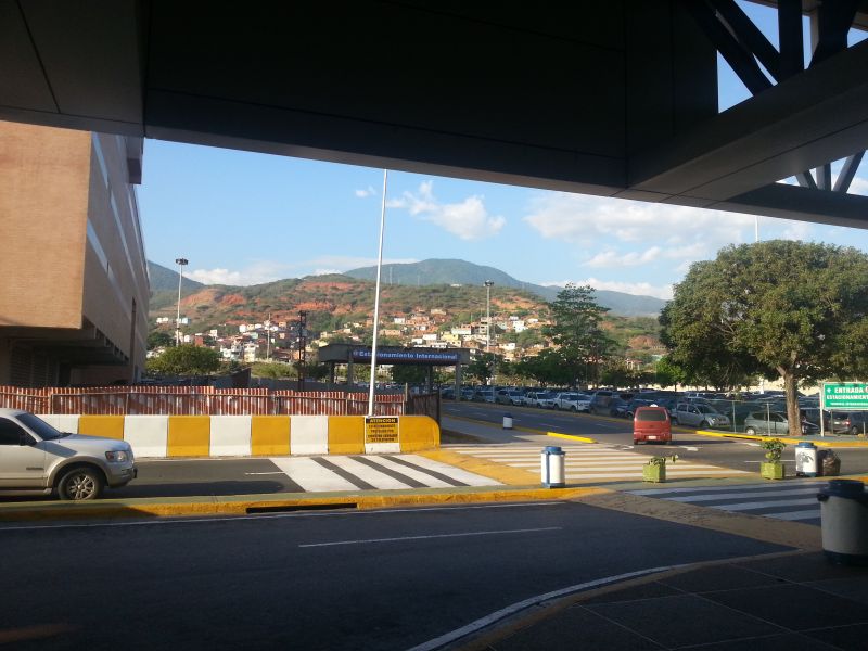 Arriving in Caracas, outside the airport d抵达加拉加斯，机场外