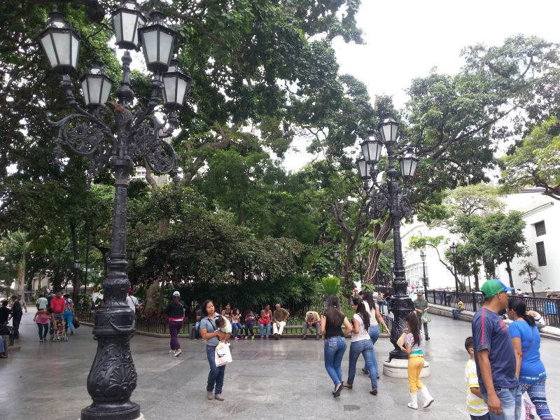 A park in Caracas Monument to a local hero 在加拉加斯一公园