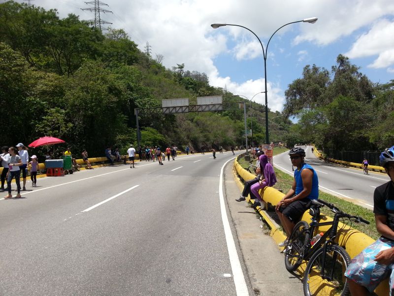 A high way closed on a Sunday for recreational activities 周末大道封闭让市民康乐活动