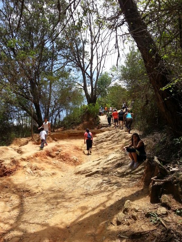 Hiking up the hill in a Caracas suburb 在加拉加斯一个较富裕社区爬山