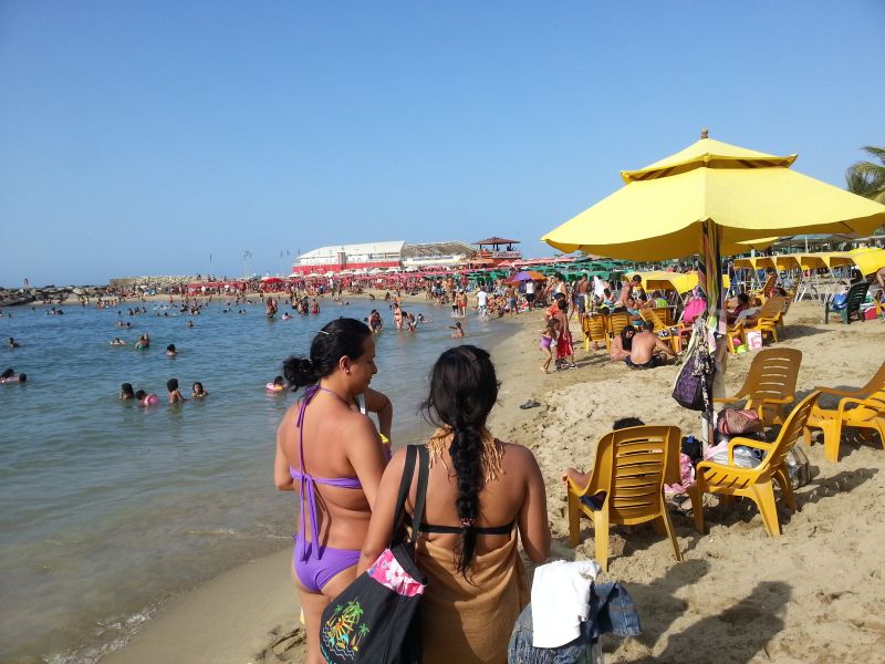 Locals enjoying the beach 当地居民享受海滩