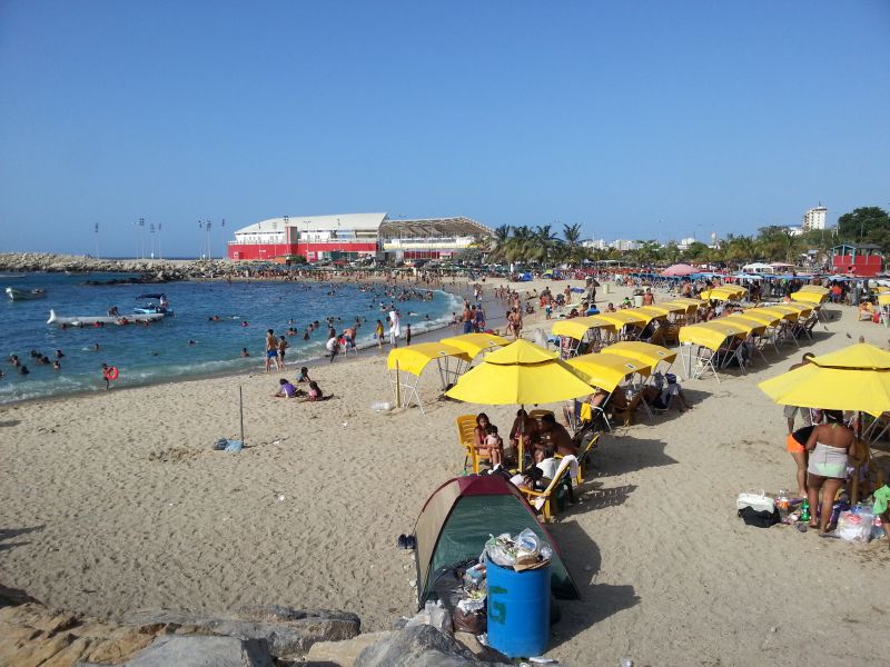 Locals enjoying the beach 当地居民享受海滩