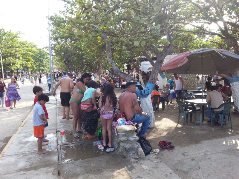 Locals enjoying the beach 当地居民享受海滩