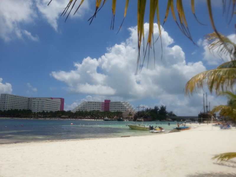 Tall hotels lining Cancun beach 坎昆海滩林立豪华酒店