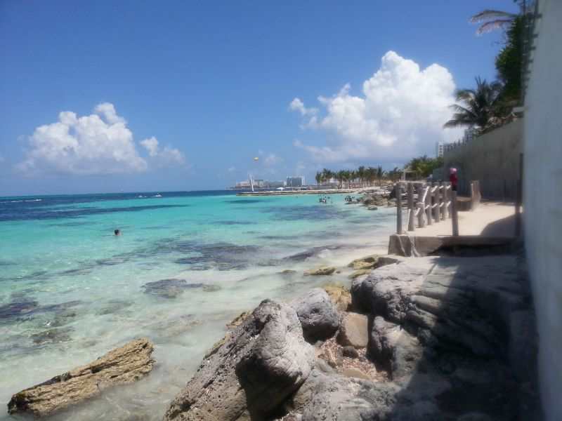 Lovely water of Cancun beach 坎昆清澈海水