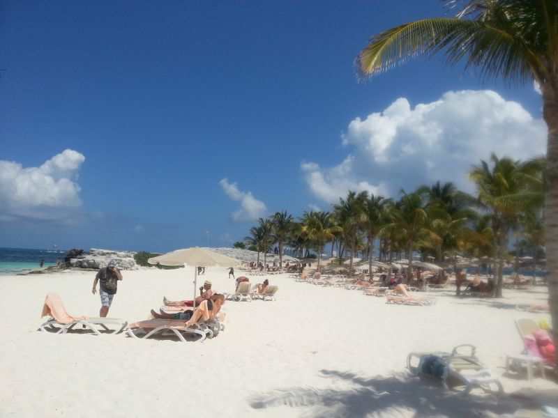 Sun bathers on Cancun beach 坎昆海滩晒身材