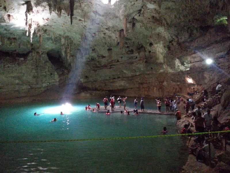 Tourists in a cave swim 游客在洞游