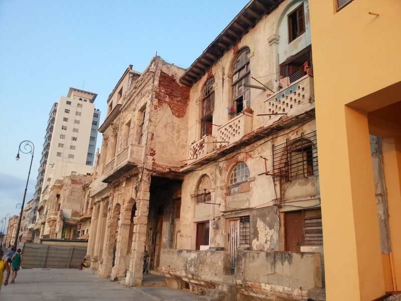 Havana old buildings in state of disrepair 哈瓦那岁月蹂躏的老楼