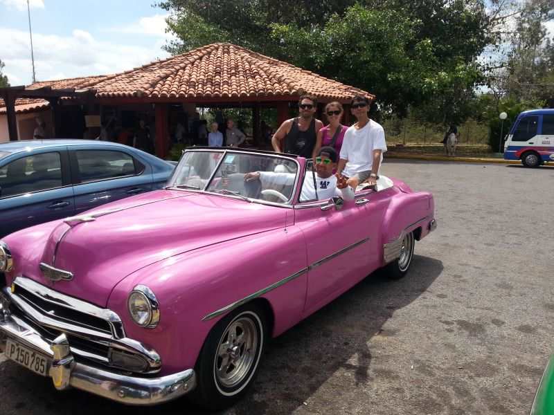 2 Americans and a Chinese seeing Cuba in a pink convertible 两位老美和一个华人坐粉红开棚车游古巴