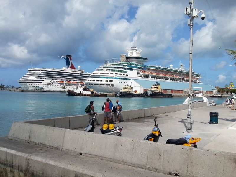 Cruise ships in the Bahamas 停泊巴哈马豪华邮轮